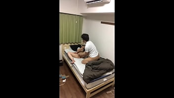 仕事中にも関わらず濃厚フェラの誘惑！彼氏は思わず我慢できずに…。