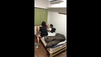 仕事中にも関わらず濃厚フェラの誘惑！彼氏は思わず我慢できずに…。