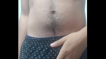 Novinho tirando sua roupa e exibindo o seu pau duro no banheiro