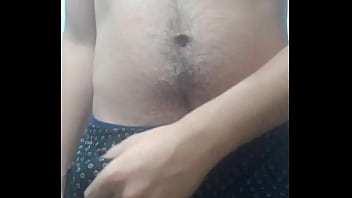 Novinho tirando sua roupa e exibindo o seu pau duro no banheiro