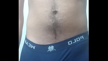 Novinho tirando sua roupa e exibindo o seu pau duro no banheiro