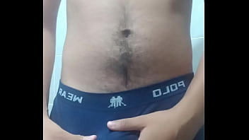 Novinho tirando sua roupa e exibindo o seu pau duro no banheiro