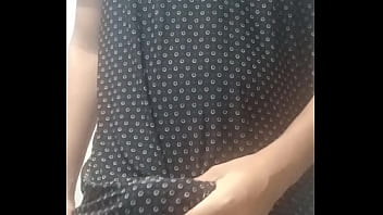 Novinho tirando sua roupa e exibindo o seu pau duro no banheiro