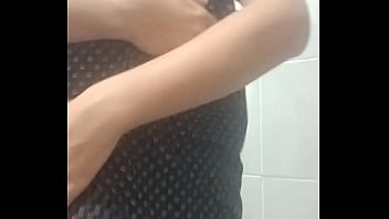 Novinho tirando sua roupa e exibindo o seu pau duro no banheiro