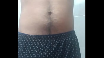 Novinho tirando sua roupa e exibindo o seu pau duro no banheiro