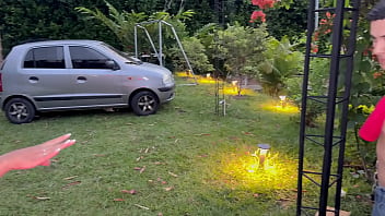 Caliente milf latina de tetas redondas cabalga una enorme polla en el carro rómpeme el coño con tu verga mientras mi esposo no está