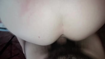 Mi amigo me coge super duro en mi cama a 4 patas