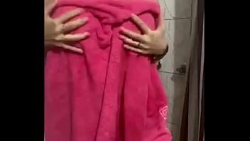 She just showered and slowly dries her naked body – tits & pussy tease She just showered and slowly dries her naked body – tits & pussy tease