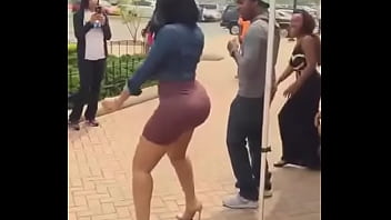 Girl shakin that big ass at street