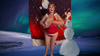 Mature celebrates christmas in july with toys and masturbation