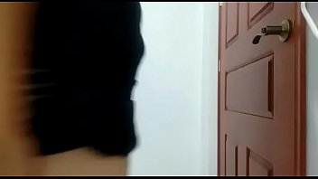 Amiga bailando y enseñando