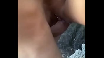 Levei essa magrinha para curti uma praia ela ficou com tesao e meti o meu pauzão nela