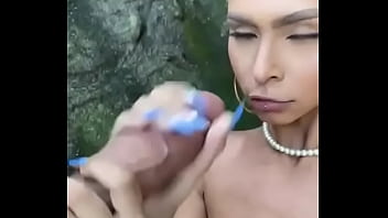 Levei essa magrinha para curti uma praia ela ficou com tesao e meti o meu pauzão nela