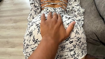 Что она делает в моем доме и на этаже Она хочет мне что то показать под платьем