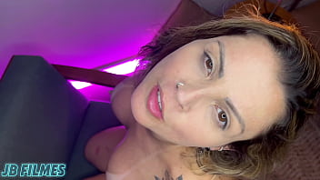 Coroa safada sentado com força no meu pau