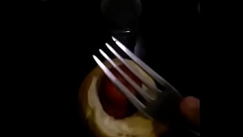 Arrombando o cuzinho do pão com salsicha 2