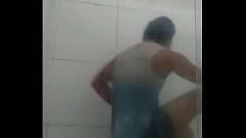 Braguianista tomando banho