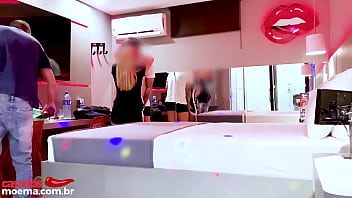 Dentro do quarto já nos beijamos e começamos a pegação amo namorar o comedor no início da foda isso me deixa com a