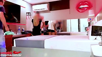 Dentro do quarto já nos beijamos e começamos a pegação amo namorar o comedor no início da foda isso me deixa com a