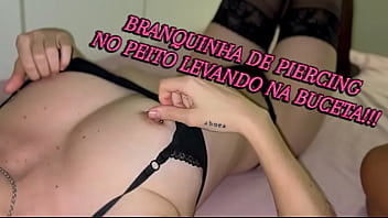 Branquinha safada com piercing no peito mete gostoso com seu vizinho dotado que enche sua buceta de leite