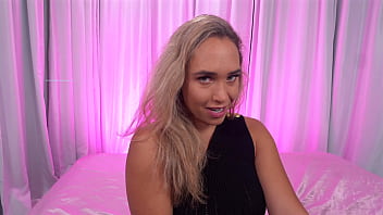 Curvy briana moon sucks a dick to treat her horniness