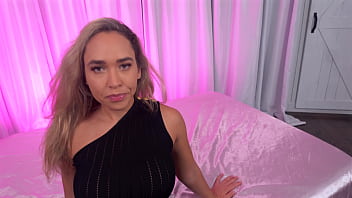 Curvy briana moon sucks a dick to treat her horniness