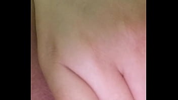 A mi amiga le encanta meterse los dedos