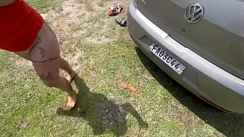 Jovens transam em público em plena luz do dia