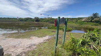 Jovens transam em público em plena luz do dia