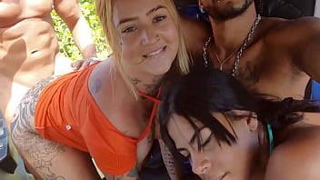 Jovens transam em público em plena luz do dia