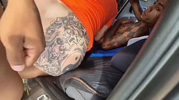 Jovens transam em público em plena luz do dia