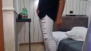 Arriva il figliastro italiano col cazzo grosso prima mi fotte il letto e poi mi sborra in primo piano nel telefono mostrando tutto il suo sperma caldo