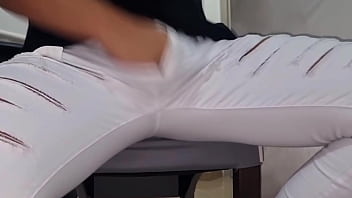 Arriva il figliastro italiano col cazzo grosso prima mi fotte il letto e poi mi sborra in primo piano nel telefono mostrando tutto il suo sperma caldo