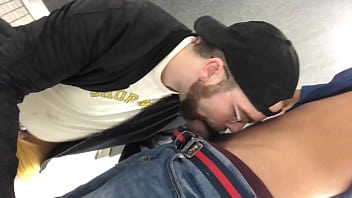 Hombre Blanco Mama Polla Negra En Los Inodoros thumbnail