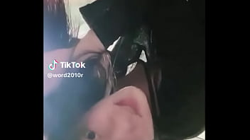 Asiatica vazando peito em live