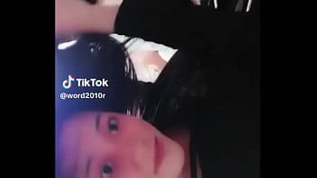 Asiatica vazando peito em live