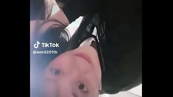 Asiatica vazando peito em live