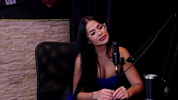 Safada faz stripper mostra os peitos e a buceta após dizer que engole e brinca com o gozo leticia braga watch sheer red