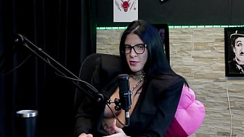 Safada faz stripper mostra os peitos e a buceta após dizer que engole e brinca com o gozo leticia braga watch sheer red