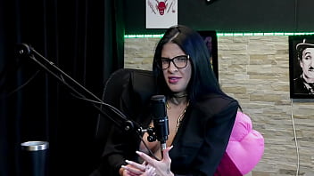 Safada faz stripper mostra os peitos e a buceta após dizer que engole e brinca com o gozo leticia braga watch sheer red