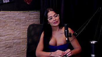 Safada faz stripper mostra os peitos e a buceta após dizer que engole e brinca com o gozo leticia braga watch sheer red