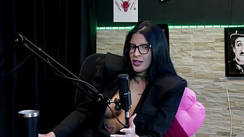 Safada faz stripper mostra os peitos e a buceta após dizer que engole e brinca com o gozo leticia braga watch sheer red