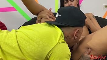 O anão mais bem dotado do brasil fudendo a buceta tarada da bia hot na casa do seu marido corninho