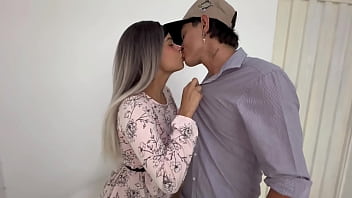 Linda Vendedora De Muebles Se Deja Seduccir De Su Comprador Y Permite Que Este Se Lo Pague Con Una Buena Follada Sexo Duro thumbnail