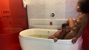 Dando meu rabo na banheira