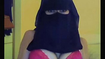 Sexy Saudi Arabian Girl Twerking With Veil On thumbnail