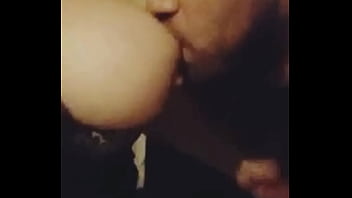 Alimentando a ternero wacho