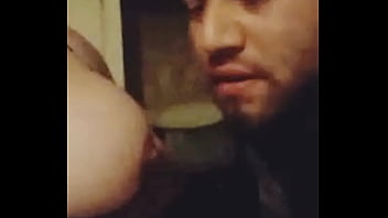 Alimentando a ternero wacho