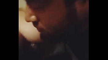 Alimentando a ternero wacho