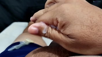 Comprei um brinquedinho grosso pra minha namorada americana gozar gostoso enquanto trabalho